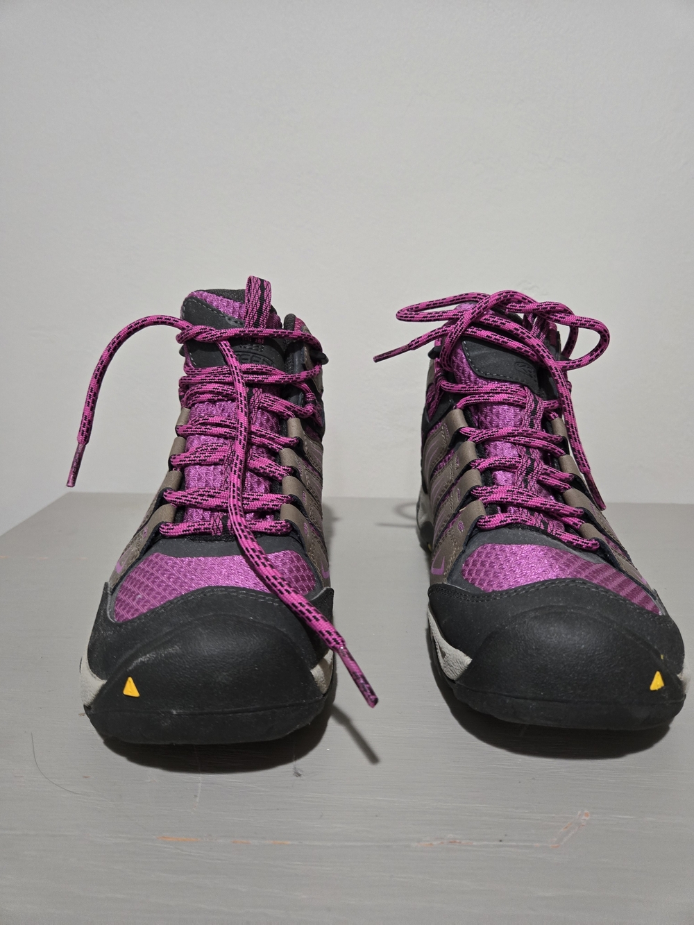 KEEN Waterproof Women’s Pink and Gray Trail Hiking Shoes *NWOT* - Picture 2 of 5